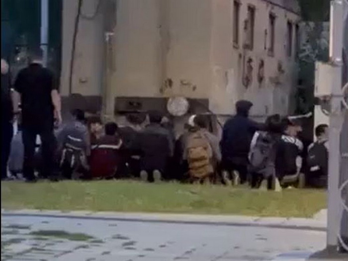 Građani ogorčeni postupkom MUP RH: Natjerali migrante da kleče