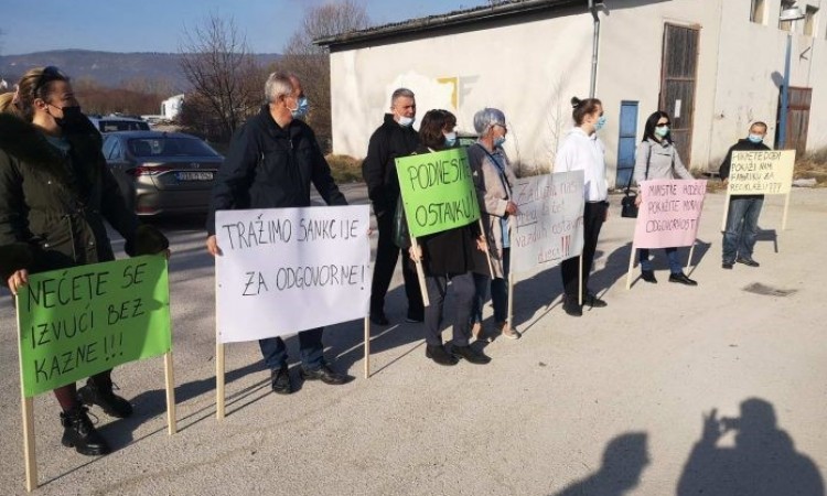 Građani performansom proslavili uklanjanje tekstilnog otpada iz Drvara