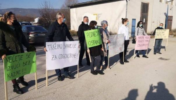 Građani performansom proslavili uklanjanje tekstilnog otpada iz Drvara