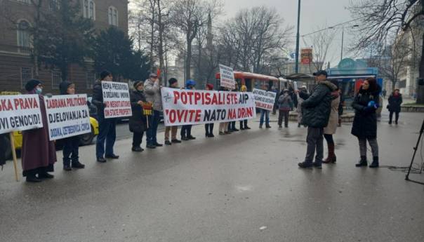 Građani protestiraju ispred zgrade Predsjedništva BiH