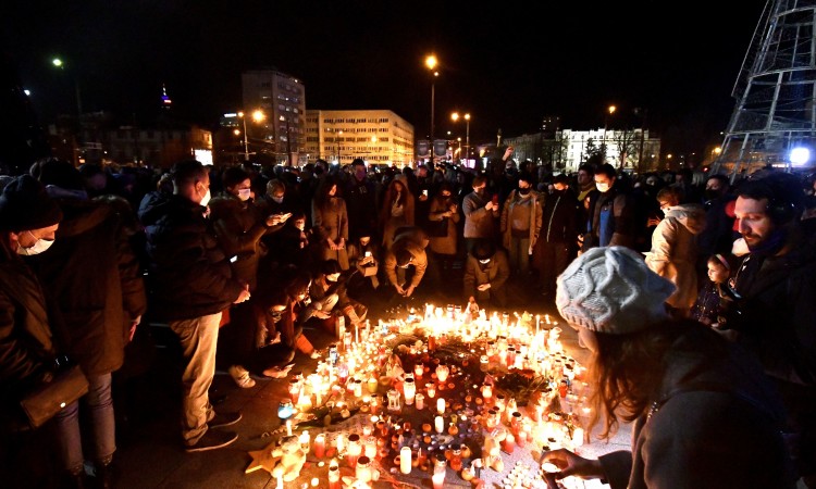 Građani Sarajeva odali počast Balaševiću: Zagrli Kinđeta, Haseta i Kemu