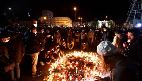 Građani Sarajeva odali počast Balaševiću: Zagrli Kinđeta, Haseta i Kemu