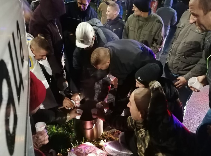 Građani Sarajeva rudarima donijeli čaj i hranu