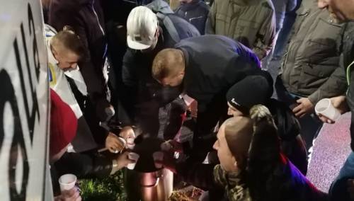 Građani Sarajeva rudarima donijeli čaj i hranu