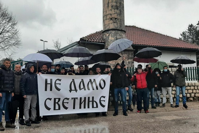 Građani se okupili ispred džamije u Nikšiću: Duhovna bijeda je ovo uradila