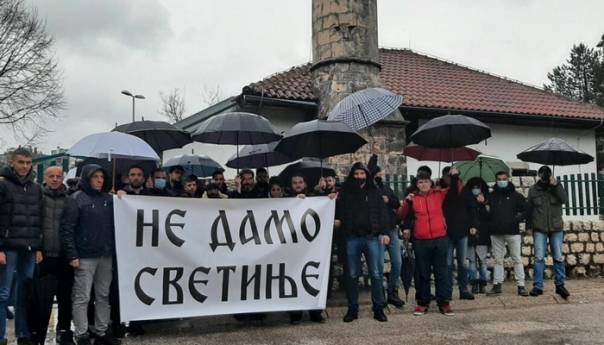 Građani se okupili ispred džamije u Nikšiću: Duhovna bijeda je ovo uradila
