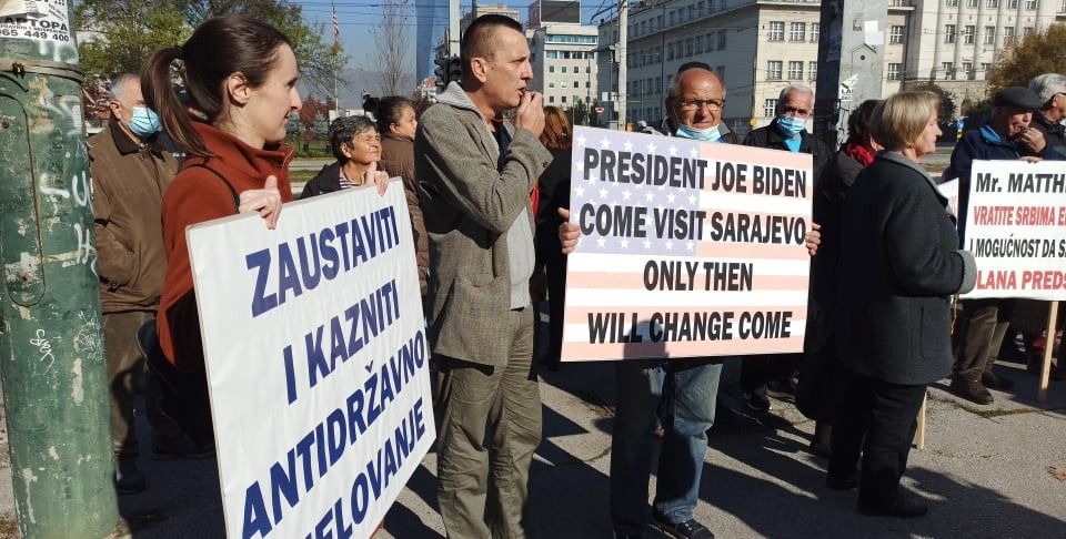 Građani se okupili kod Američke ambasade, očekuju pomoć i Bidena