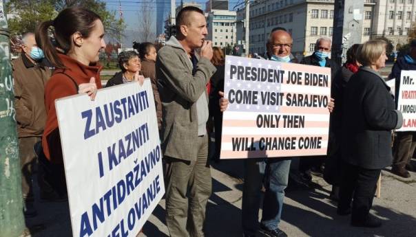 Građani se okupili kod Američke ambasade, očekuju pomoć i Bidena