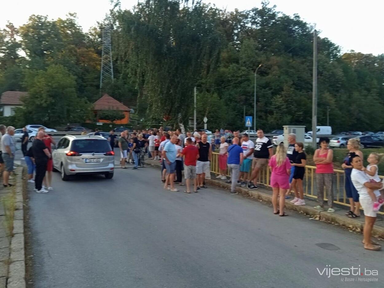 Građani se okupili pred TE Tuzla: Traže odgovore zbog prašine u zraku