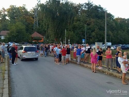 Građani se okupili pred TE Tuzla: Traže odgovore zbog prašine u zraku