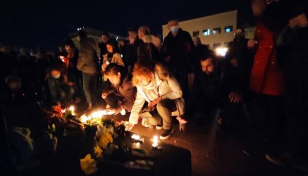 Građani se opraštaju od Balaševića ispred njegove kuće