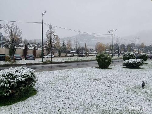 Video&Foto / Građani se probudili uz bijeli prekrivač: Pao prvi snijeg u Sarajevu