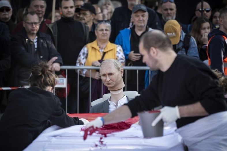 Građani Slovačke protestuju protiv premijera Fice zbog sastanka sa Putinom