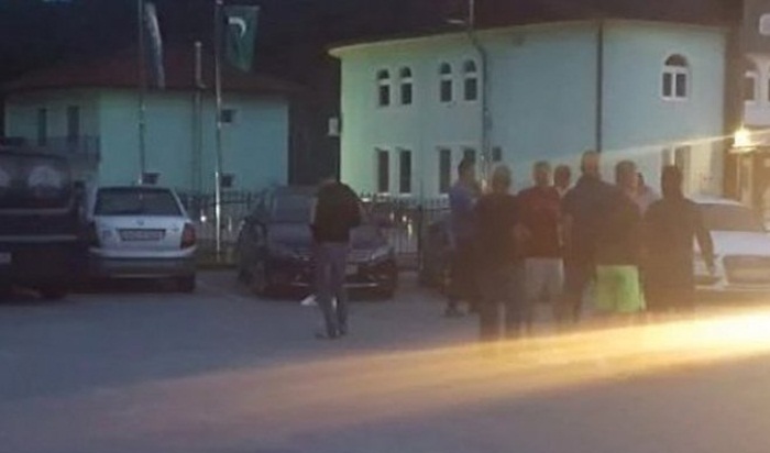 Građani u Velikoj Kladuši pregledaju autobuse i izbacuju migrante