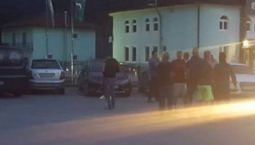 Građani u Velikoj Kladuši pregledaju autobuse i izbacuju migrante