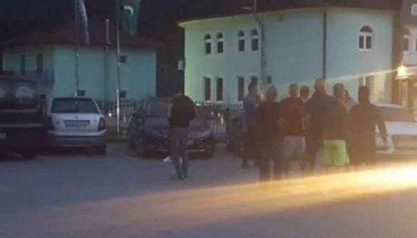 Građani u Velikoj Kladuši pregledaju autobuse i izbacuju migrante