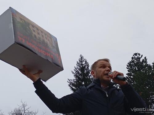 Građani ubacuju novac u kasicu za Dodika: Evo, nek im se nađe