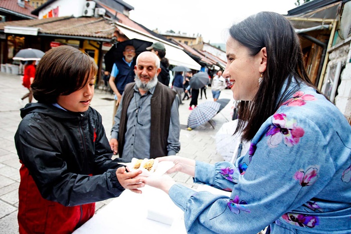 Gradonačelnica Karić dijelila baklave na Baščaršiji