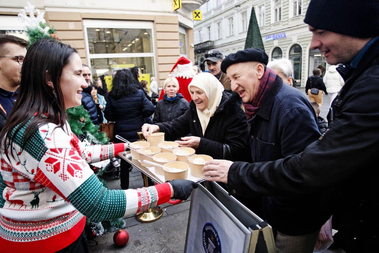Gradonačelnica Sarajeva obradovala sugrađane tradicionalnim bh. specijalitetima