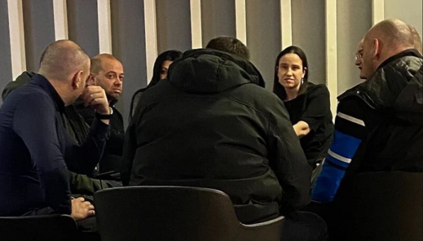 Gradonačelnica Sarajeva sa napadnutim gostima na Ilidži: Osuđujem nasilje