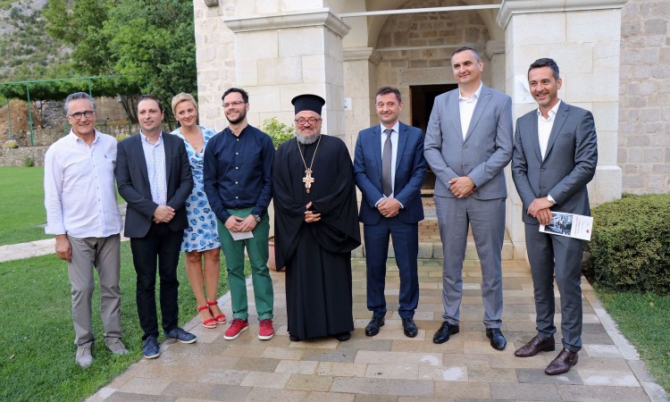 Gradonačelnici Mostara i Prijedora otvorili izložbu mladog banjalučkog slikara