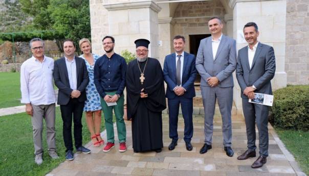 Gradonačelnici Mostara i Prijedora otvorili izložbu mladog banjalučkog slikara