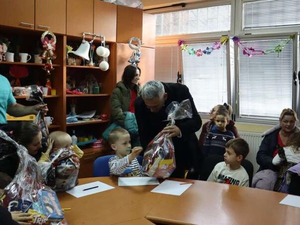 Gradonačelnik Brčkog podijelio novogodišnje paketiće djeci Centra za mentalno zdravlje