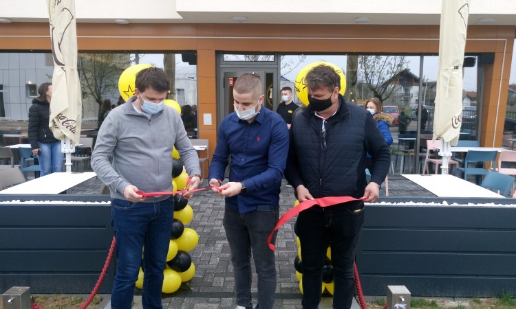 Gradonačelnik Brčkog svečano otvorio 'Pop's Caffe & Food', posao dobilo 17 osoba