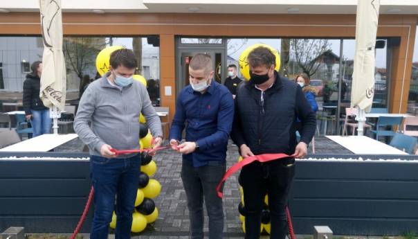 Gradonačelnik Brčkog svečano otvorio 'Pop's Caffe & Food', posao dobilo 17 osoba