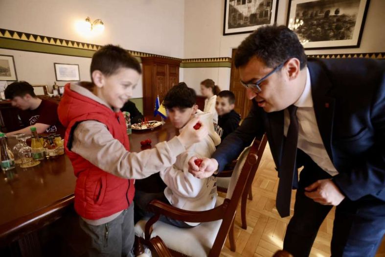 Gradonačelnik Puharić u Vijećnici ugostio mališane Doma za djecu bez roditeljskog staranja Bjelave