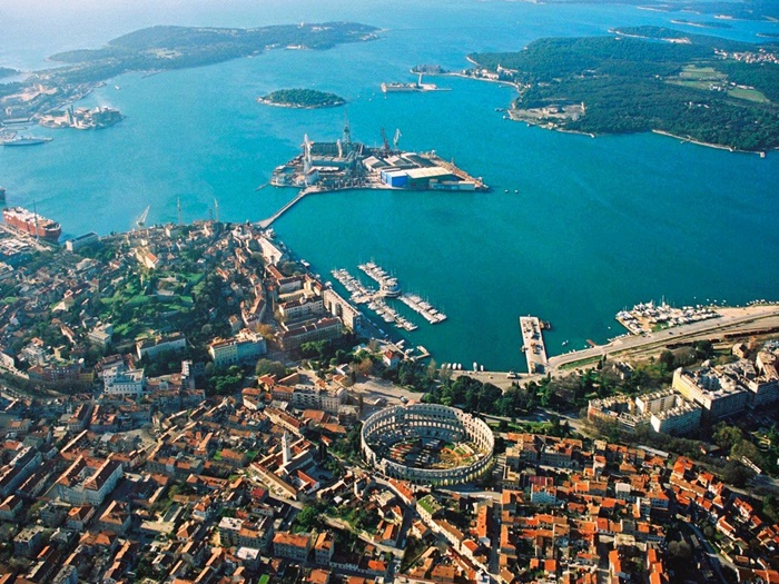 Gradonačelnik Pule poručio: Alkohol i toples neće biti zabranjeni na plažama 