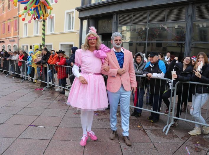 Gradonačelnik Rijeke se na karnevalu prerušio u barbiku