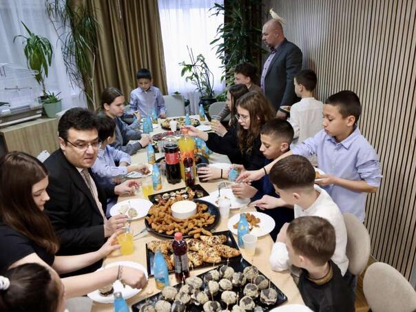 Gradonačelnik Sarajeva bajramsko slavlje započeo doručkom s mališanima Doma Bjelave