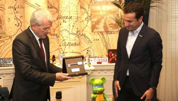 Gradonačelnik Tirane uručio Džaferoviću Ključ grada