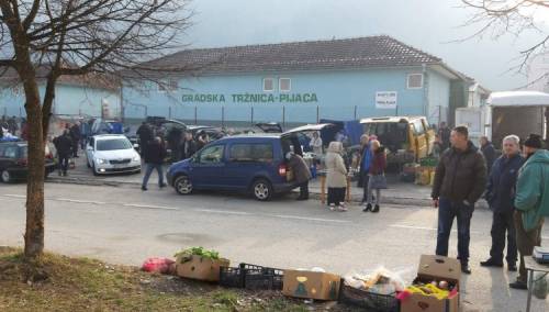 Gradska pijaca u Goraždu zaključana, prodaja na ulicama