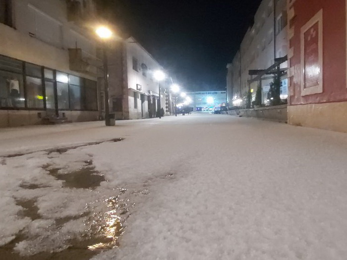 Gradske ulice u Livnu sinoć zatrpane ledom i vodom