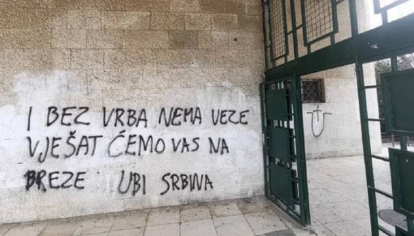 Grafit "Ubij Srbina" na zidu škole u Splitu