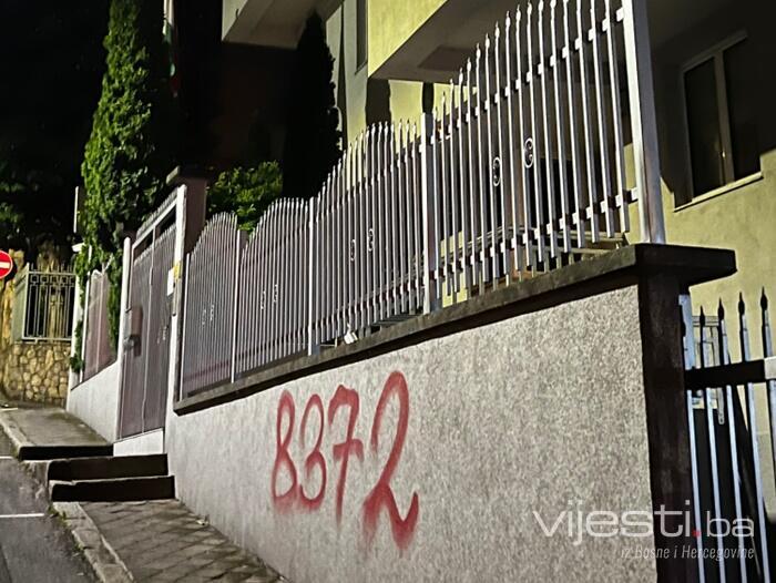 Grafiti na ambasadama Mađarske i Slovačke: '8372'