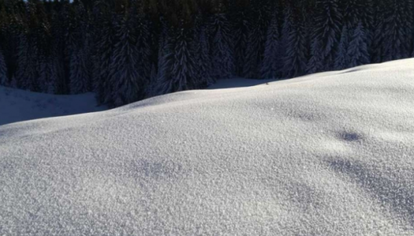 Grbo: Opasnost od pokretanja lavina na planinama, vozačima oprez na putu