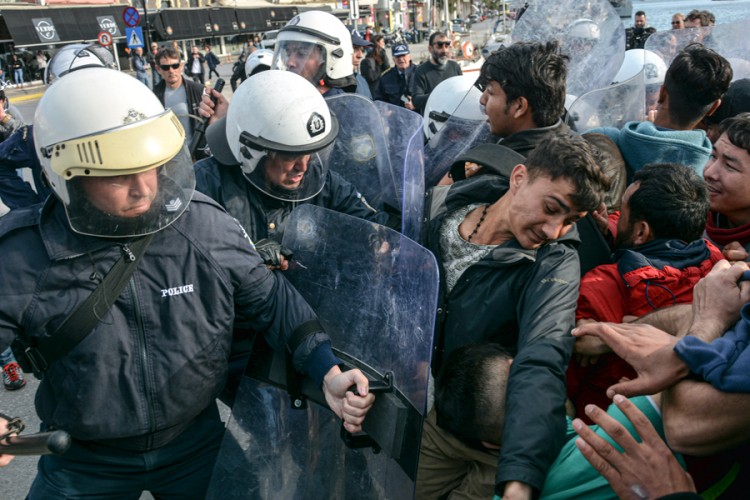 Grci ispalili omamljujuće granate i suzavac na migrante