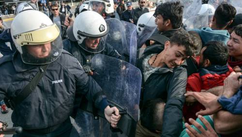 Grci ispalili omamljujuće granate i suzavac na migrante