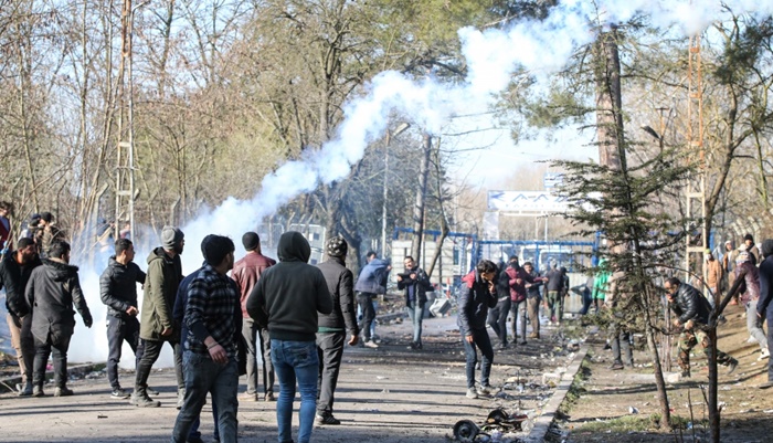 Grci migrante gađaju suzavcima i vodenim topovima