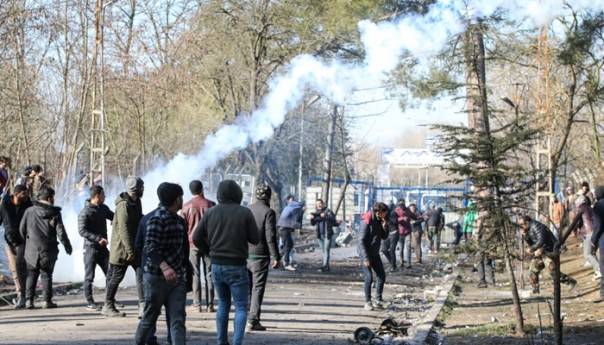 Grci migrante gađaju suzavcima i vodenim topovima