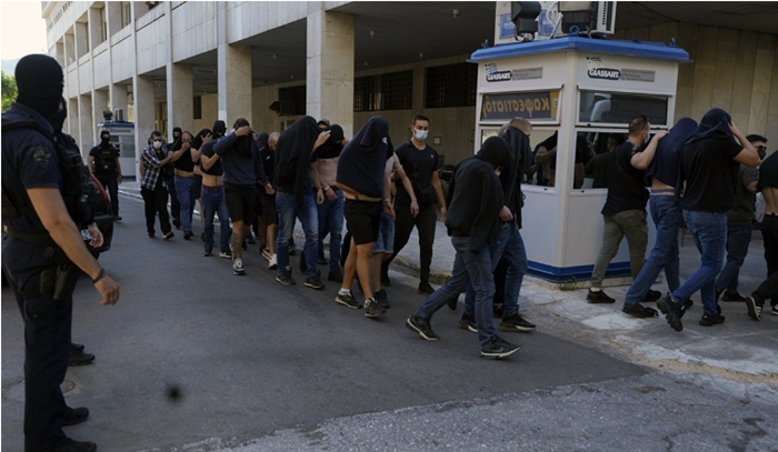 Grčka: Određen pritvor za 30 huligana