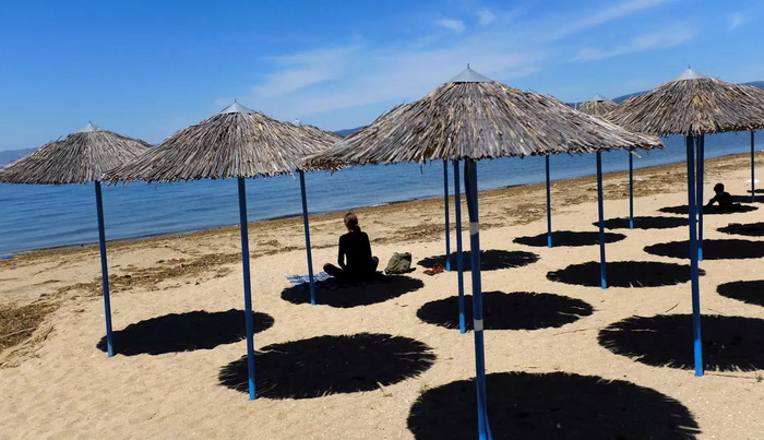 Grčka otvara neke plaže u iščekivanju toplotnog vala