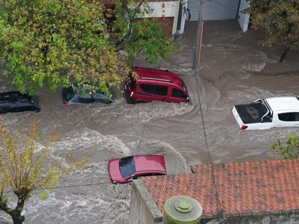 Grčka pod vodom: Bujice nose automobile, kuće poplavljene za nekoliko minuta