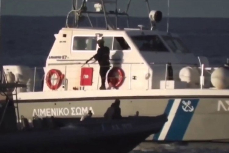 Grčka policija puca i pokušava potopiti čamac s migrantima