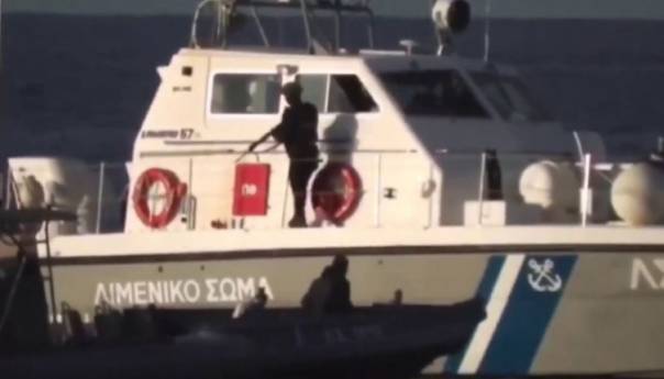 Grčka policija puca i pokušava potopiti čamac s migrantima