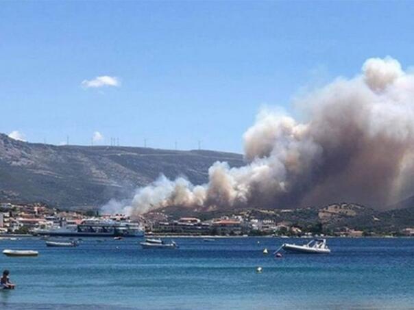Grčka: Požar na poznatom ljetovalištvu, evakuišu se mještani i turisti