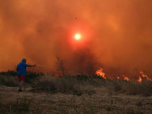 Grčka se bori s požarima, evakuisani stanovnici iz pogođene regije u blizini Atine